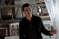 Montagskino im ZDF: Tiefe Wasser – Tony (Finn Wittrock) ist zurück in Anas Leben.