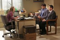 Two and a Half Men – Können Alan (Jon Cryer, r.) und Walden (Ashton Kutcher, M.) Sozialarbeiterin Ms. McMartin (Maggie Lawson, l.) überzeugen, dass sie ein verliebtes homosexuelles Paar sind?