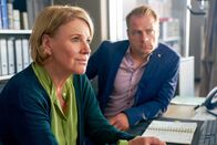 Marie Brand – Marie Brand (Mariele Millowitsch) und Jürgen Simmel (Hinnerk Schönemann) befragen einen Bauarbeiter.