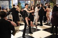 Community – Annie (Alison Bire, r.) und Abed (Danny Pudi, l.) haben eine wichtige Mission - sie jagen einen Paitnball-Spieler, der im Untergrund agiert ...