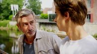 Rote Rosen – Heiner (René Dumont, l.) gibt einen Vorschlag an Till (Francesco Oscar Schramm, r.) weiter, um sich bei seinen Mitschülern durchzusetzen und tatsächlich: Till gewinnt und verschafft sich so Respekt.