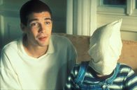 Funny Games – Paul (Arno Frisch), der grausame Nachbar hat mörderischen Spaß daran, Schorschi (Stefan Clapczynski), den Sohn von Anna und Georg zu quälen.