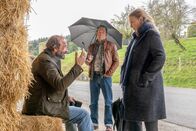 Die Chefin – Nach dem missglückten Anschlag reden Vera Lanz (Katharina Böhm, r.) und Paul Böhmer (Jürgen Tonkel, M.) mit dem Besitzer des Bauernhofes Gerhard Mangfall (Max Schmidt, l.), der ihnen eine Wunde an seinem Kopf zeigt.