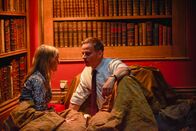 Cecelia Ahern - In deinem Leben – Bei einer unfreiwilligen Übernachtung in der Bibliothek kommen sich Justin (Tom Wlaschiha) und Joyce (Tamzin Merchant) näher.