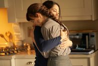 Normal People – Connells Mutter Lorraine (Sarah Greene, l.) arbeitet als Haushaltshilfe für Mariannes Familie. Sie erkennt, wie verzweifelt und einsam sich Marianne (Daisy Edgar-Jones, r.) fühlt.