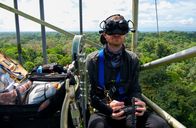 Terra X: Unser grüner Planet – Der Drohnenpilot Andrew Lawrence nutzt eine Videobrille, um eine winzige "first person view"-Drohne durchs Kronendach einen Regenwaldes in Costa Rica zu steuern.