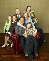 Immer wieder Jim – (5. Staffel) - Führen ein turbulentes Familienleben: (v.l.n.r.) Kyle (Connor Rayburn), Andy (Larry Joe Campbell), Jim (James Belushi), Cheryl (Courtney Thorne-Smith), Dana (Kimberly Williams-Paisley), Gracie (Billi Bruno) und Ruby (Taylor Atelian) ...