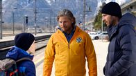 Die Bergretter – Bastian (Tommy Schlesser, r.) möchte Elias (Finlay Hartinger, l.) nicht verlieren und will überstürzt ohne Valeries Wissen abreisen. In letzter Sekunde kann Markus (Sebastian Ströbel, M.) ihn von seinem Vorhaben abbringen.
