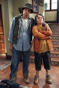 Two and a Half Men – Alan (Jon Cryer, l.) ist bestürzt, als er bemerkt, dass Jake (Angus T. Jones, r.) erwachsen wird, ohne dass er mit ihm die üblichen Vater-Sohn-Unternehmungen wie Zelten, Angeln oder Jagen absolviert hat. Dies will er nun nachholen ...