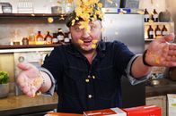besseresser: Sebastian Lege packt aus – Knackige Nüsse und süßer Honig? Die namensgebenden Zutaten spielen bei Honey Nut Flakes nur eine kleine Rolle. Sebastian Lege zeigt, wie aus Maiskörnern knusprige Flakes werden.