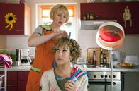 Alles Klara – Klara (Wolke Hegenbarth, r.) bekommt von ihrer Schwester Sylvia (Winnie Böwe, l.) eine neue Frisur verpasst.