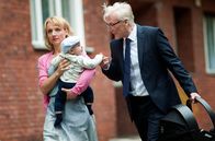 Opa wird Papa – Auf dem Weg zu Ottos (Marlo Keysers) Taufe: Anton (Ernst Stötzner) und Johanna (Christina Große)