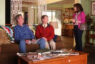 The Middle – Als Mike (Neil Flynn, l.) und Dr. Goodwin (Jack McBrayer, M.) wegen Mikes Zahnschmerzen lügen, verstricken sie sich vor Frankie (Patricia Heaton, r.) immer mehr in dem Lügennetz ...