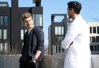 Atlanta Medical – Können Conrad (Matt Czuchry, l.) und Devon (Manish Dayal, r.) herausfinden wie es zu dem tragischen Unfall kommen konnte?