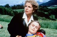Der Bergdoktor – Gräfin Alexandra von Brauneck (Michaela May); Vroni (Carol Seyboth, r.)