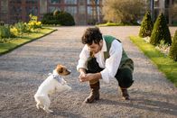 Zitterinchen – Hündchen Zitterinchen überbringt Prinz Philip (Aram Arami) Nachrichten von Almas Schwester Christine (Flora Li Thiemann)