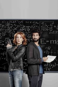 Einstein – Obwohl Einstein (Tom Beck, r.) der Kriminalkommissarin Elena Lange (Annika Ernst, l.) mit seiner besserwisserischen und unkonventionellen Art oft auf die Nerven geht, weiß sie jedoch auch, dass seine Stärken ihr bei den Mordermittlungen mehr als nur hilfreich sind ...