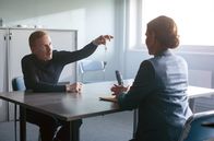 Mord im Mittsommer – Sylvester (Johan Widerberg) hat eine geheime Abmachung mit Nora (Alexandra Rapaport) getroffen und überreicht ihr den Schlüssel zu seinem Versteck.
