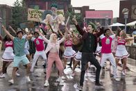 Zombies 3 – Addison (Meg Donnelly, vorne l.) und Zed (Milo Manheim, vorne r.)
