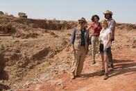 The Pyramid - Grab des Grauens – Das Team rund um den Archäologen Dr. Holden (Denis O'Hare, l.), Sunni (Christa Nicola, 2.v.l.), Nora (Ashley Hinshaw, r.) und Michael Zahir (Amir K, 2.v.r.) gräbt in der ägyptischen Wüste eine Pyramide aus. Obwohl Hieroglyphen im Inneren der Pyramide vor einer großen Gefahr warnen, bahnen sich die Entdecker ihren Weg durch das gefährliche Labyrinth ...