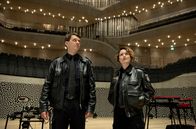 Großstadtrevier – Daniel Schirmer (Sven Fricke, l.) und Nina Sieveking (Wanda Perdelwitz, r.) sind sichtlich beeindruckt vom großen Saal der Elbphilharmonie.