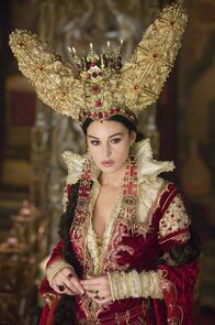 Brothers Grimm – Die Spiegelkönigin (Monica Bellucci) benötigt das Blut von zwölf Mädchen für den Zauber der ewigen Jugend.