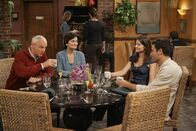 How I Met Your Mother – L-R: Mr. Mosby (Michael Gross), Mrs. Mosby (Cristine Rose), Robin (Cobie Smulders) und Ted (Josh Radnor)