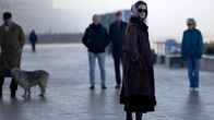 Herrhausen - Der Herr des Geldes – ARD Degeto HERRHAUSEN - HERR DES GELDES, "Teil 2" Uhr im ERSTEN, online first ab Montag (30.09.24) in der ARD MEDIATHEK Die RAF-Terroristin Fehling (Lisa Vicari) bei einem konspirativen Treffen in Bulgarien. - Motiv aus Episode 3 -