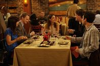 How I Met Your Mother – Während Ted (Josh Radnor, r.) den Abend mit Marshall (Jason Segel, 2.v.r.), Barney (Neil Patrick Harris, 2.v.l.), Lily (Alyson Hannigan, l.) und Robin (Cobie Smulders, M.) verbringt, trifft er überraschend auf Stella. Dies nehmen alle zum Anlass, um darüber nachzudenken, wie sie mit der Situation umgehen würden, wenn sie nun jemanden aus ihrer Vergangenheit treffen würden, den sie lieber vergessen hätten ...