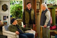 Man with a Plan – v.l.n.r.) Adam Burns (Matt LeBlanc); Lowell (Matt Cook); Joe (Stacy Keach)