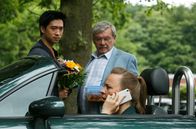 Rentnercops – Krankenbesuch: Hui Ko (Aaron Le, l.), Günter (Wolfgang Winkler, M.) und ihre Chefin Vicky Adam (Katja Danowski, r.) wollen Edwin im Krankenhaus besuchen.