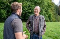 Sturm der Liebe – Florian (Arne Löber, l.) preist seinen Bruder Erik, gegenüber Werner (Dirk Galuba, r.) als PR-Profi an.