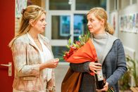 Die Läusemutter – Ursula (Isabella Schmid, l.); Hannah (Pina Kühr, r.)