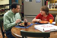 Two and a Half Men – Sind mal wieder nicht gleicher Meinung: Alan (Jon Cryer, l.) und Jake (August T. Jones, r.) ...