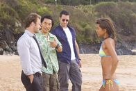 Hawaii Five-0 – Nach Hawaii zurückgekehrt, um seinen Vater zu beerdigen, wird ein hochdekorierter ehemaliger Marineoffizier von der Gouverneurin gebeten, eine Spezialeinheit zu leiten, die Kriminelle und Terroristen zur Strecke bringt. Steve McGarrett (Alex O'Loughlin, 2.v.r.) stellt sich mit Danny Williams (Scott Caan, l.), Chin Ho Kelly (Daniel Dae Kim, 2.v.l.) und Kono Kalakaua (Grace Park, r.) ein Team zusammen ...