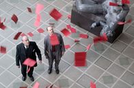 Stillleben – Nationalsozialistische Flugblätter regnen auf den Museumsdirektor der Hamburger Kunsthalle (Michael Prelle, li.) und seinen Hausmeister Wilhelm Werner (Tim Porath, re.) herab.