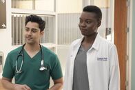 Atlanta Medical – Dr. Devon Pravesh (Manish Dayal, l.); Dr. Mina Okafor (Shaunette Renée Wilson, r.)