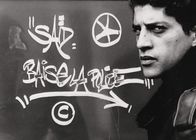 Hass – 1. Feindbild Polizei: Nachdem beim Verhör ein Jugendlicher lebensgefährlich verletzt wurde, kommt es zu Krawallen. Sadd (Sadd Taghmaoui) macht seinen angestauten Emotionen Luft, indem er einen Einsatzwagen der Polizei beschmiert.