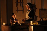 American Horror Story – Jahr 1964: Hat die kleine Jenny (Nikki Hahn, l.) wirklich ihre Freundin mit einer Schere erstochen? Schwester Mary Eunice McKee (Lily Rabe, r.) behauptet zumindest, von der Bluttat zu wissen, da sie der Teufel sei ...