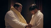 All In – Jamu (Daniel Popat, re.) und Uwe (Heiko Pinkowski) gönnen sich ein nobles Wellness-Hotel.
