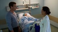 Dr. Nice – Die Operation ist für Desna (Sogol Faghani, M.) gut verlaufen. Dr. Birol (Idil Üner, r.) gratuliert Moritz Neiss (Patrick Kalupa, l.) zu seinem erfolgreichen Comeback im OP.