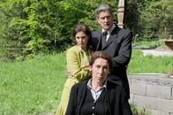 Vier Frauen und ein Todesfall – (v.li.) Brigitte Jaufenthaler (Frau Bürgermeister), Adele Neuhauser (Julie), Georges Kern (Pepperl Nothdurfter).