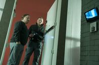 Kafkas "Der Bau" – Wenn Sicherheit und Wahn dicht beieinander liegen. Franz (Axel Prahl, links) und der Handwerker (Devid Striesow).