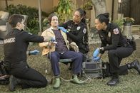 9-1-1: Lone Star – (v.l.n.r.) T.K. Strand (Ronen Rubinstein); Marge Mooney (Gigi Bermingham); Tommy Vega (Gina Torres); Nancy Gillian (Brianna Baker)