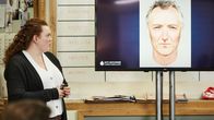 Wild Bill – Muriel (Bronwyn James) präsentiert ihren Kollegen ein Phantombild des gesuchten Verbrechers.