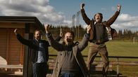 Der Rausch – Martin (Mads Mikkelsen, re.), Nikolaj (Magnus Millang, li.) und Peter (Lars Ranthe, Mitte) im Jubel-Rausch.