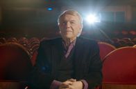 Adamo - Und dann ein Lied – Salvatore Adamo im Théâtre Royal de Mons, wo er Ende der 50er Jahre einen alles verändernden Gesangswettbewerb gewann. Nun blickt er zurück auf 60 erfolgreiche Karrierejahre mit mehr als 100 Millionen verkauften Alben weltweit.
