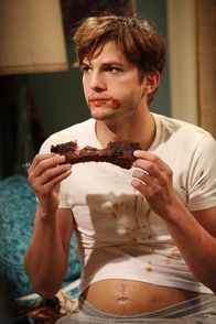 Two and a Half Men – Kommt nicht damit klar, dass er seiner Freundin seine wahre Identität verschwiegen hat: Walden (Ashton Kutcher) ...