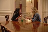 The Mick – Tante Mickey (Kaitlin Olson, r.) trinkt mit Nichte Sabrina (Sofia Black-D'Elia, l.) um die Wette. Sabrina ahnt nicht, dass Mickey nicht mit fairen Mitteln kämpft ...