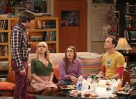 The Big Bang Theory – (v.li.) Simon Helberg (Howard Wolowitz), Melissa Rauch (Bernadette Rostenkowski-Wolowitz), Mayim Bialik (Amy Farrah Fowler), Jim Parsons (Sheldon Cooper).